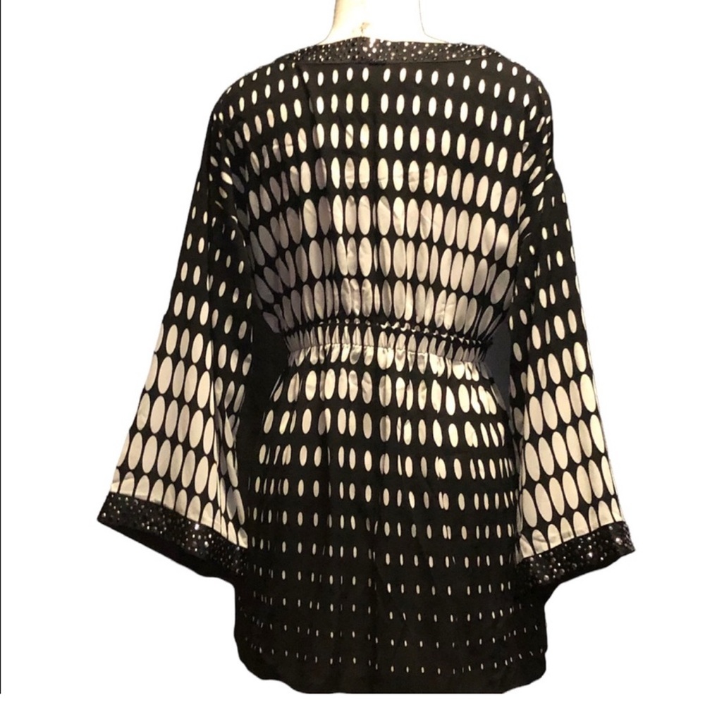 St. John Stylish Black and White Women's Top - Picture 2 of 8